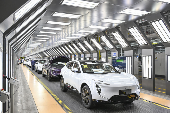 　　  2025年3月6日在位于重庆市渝北区的长安汽车数智工厂总装车间拍摄的即将下线的新能源汽车。新华社记者 王全超 摄