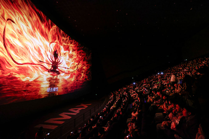 　　  2月25日，观众在贵阳越界影城IMAX影厅内观看电影《哪吒2》。新华社记者 欧东衢 摄