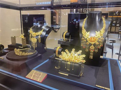 　　4月16日，市区一商场黄金销售专区金饰品琳琅满目，挂牌金价为1006元/克。 杨帆 摄