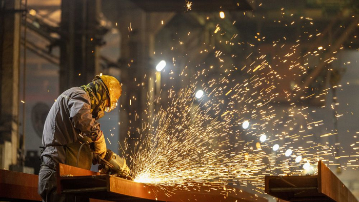 　　  4月16日，中车齐车集团齐车公司工人在车间内生产作业。新华社发（李贺摄）