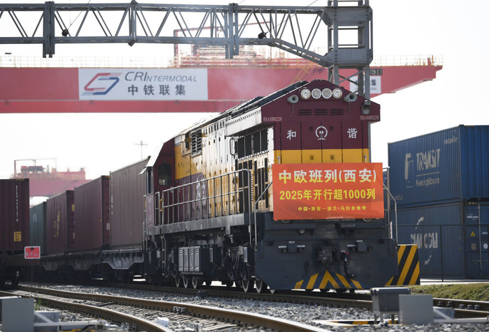 　　  2025年3月21日，满载货物的X8489次中欧班列在西安国际港站准备发车。新华社记者 李一博 摄