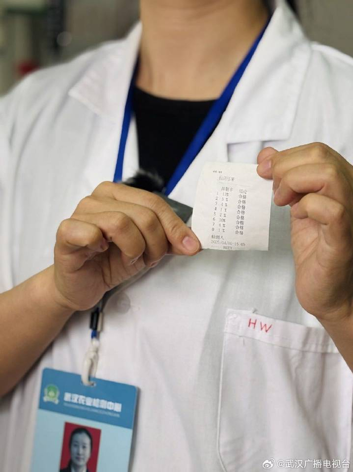 检测结果显示8份样品全部合格。胡维佳 摄