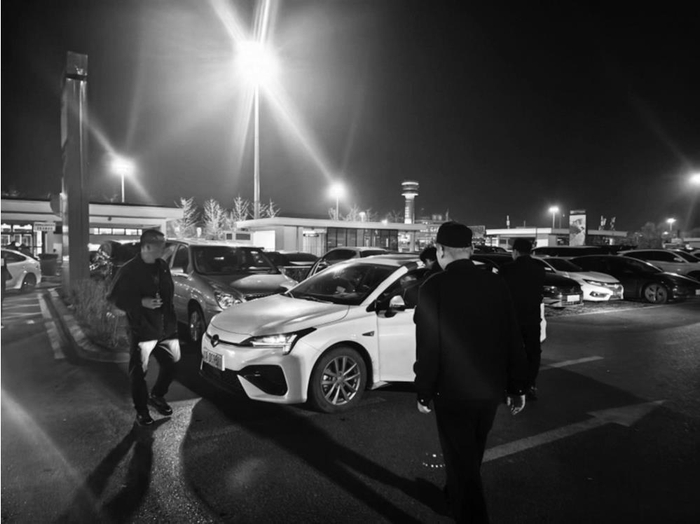 4月16日晚，沈阳市交通运输综合行政执法队在沈阳桃仙国际机场现场查扣无证网约车6辆。沈阳市交通运输综合行政执法队供图