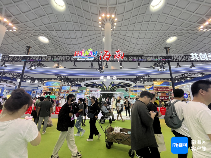 消博会海南馆人潮涌动。记者 丁文文 摄