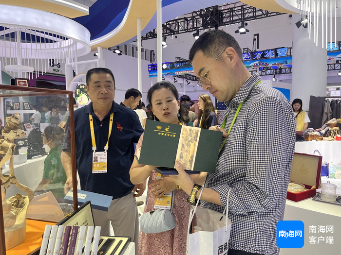 观众购买海南沉香。记者 丁文文 摄