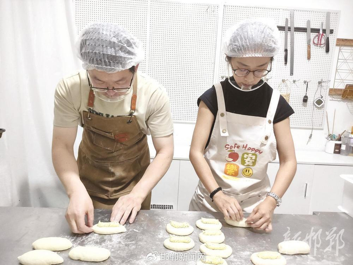 李建兵和刘金金在工作中