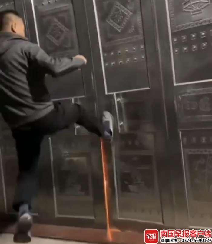 封业金用力踹门救援。视频截图