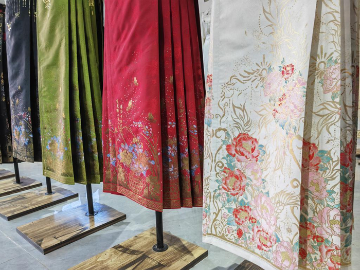  曹县醉梦夕风原创汉服加工店展馆内展示的绣有牡丹纹样的汉服。新华社记者刘铮 摄