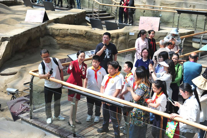 金沙遗址博物馆中，观众聆听古蜀先民治水的历史。图据成都金沙遗址博物馆