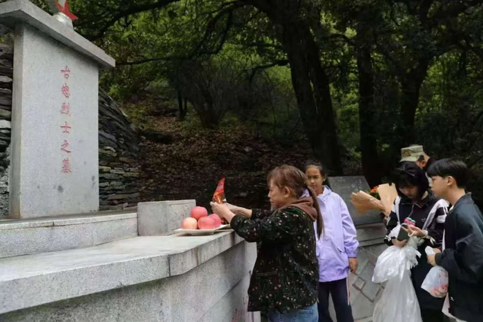 张兴会到古怒墓前祭奠。