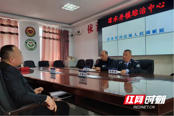 曾祥伟调解纠纷现场。