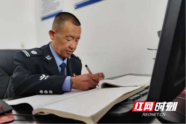 沅陵县司法局凉水井司法所调解员曾祥伟。