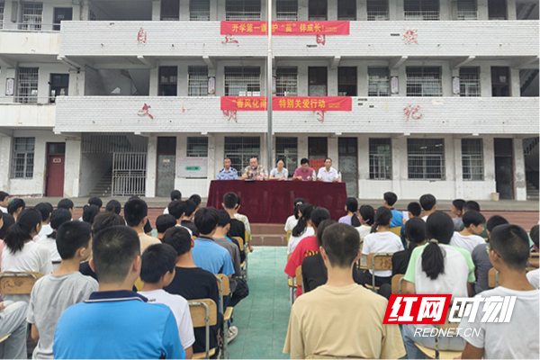 曾祥伟在学校开展普法宣传。