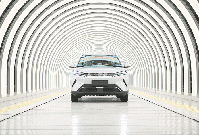 位于长丰县下塘镇的合肥比亚迪汽车有限公司总装车间，一辆比亚迪元系列汽车下线。（资料图片）本报记者 张大岗 摄