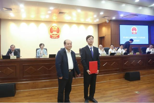 朱江获颁任命书，图源：“孝感人大”微信公号