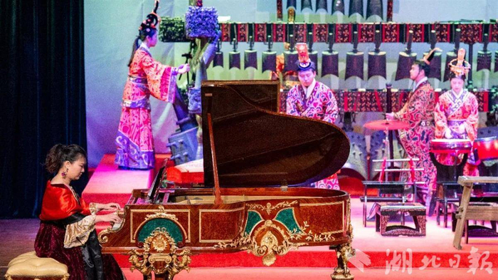 湖北省博物馆“一见钟•琴”2022新年音乐会（湖北日报全媒记者何宇欣摄）