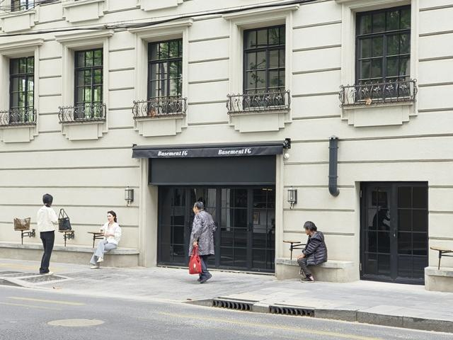 居民、游客在街边座椅上休憩。周昱帆 摄