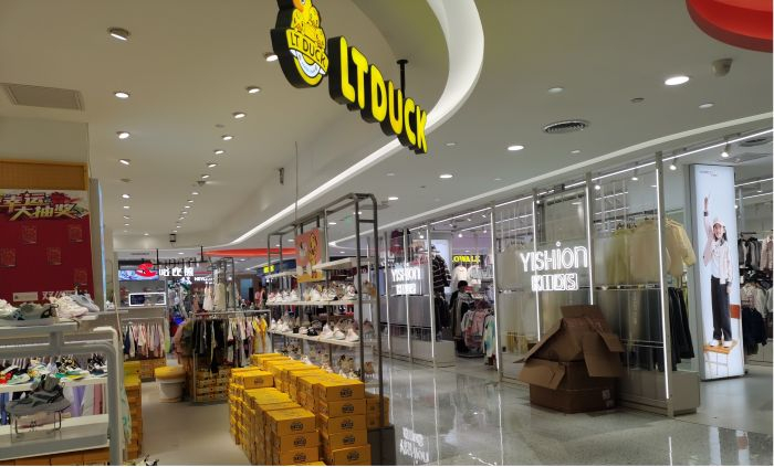 北京百荣世贸商城品牌门店。董红艳/摄