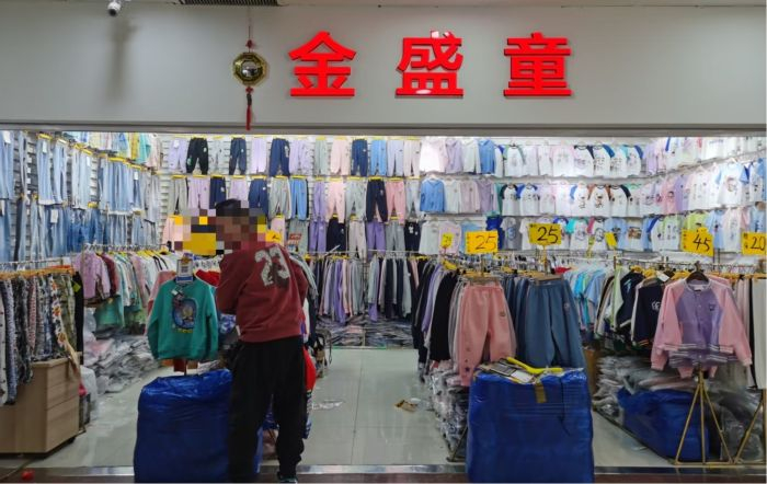 北京百荣世贸商城非知名品牌门店。董红艳/摄