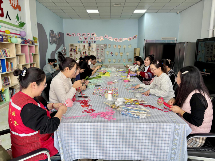 辖区各民族全职妈妈参加社区组织的手工活动。