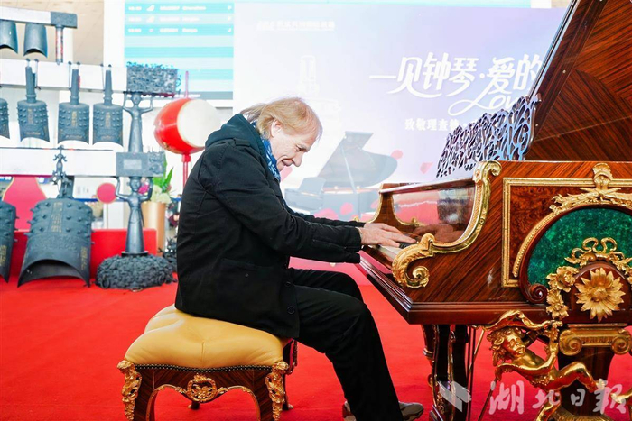 2024年12月31日，理查德·克莱德曼在天河机场“一见钟琴”音乐会现场演奏（贺立军供图）