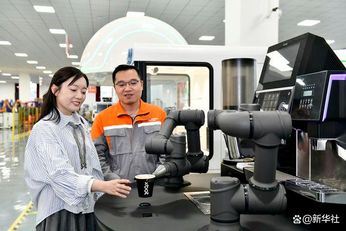 2025年4月1日，在遨博（山东）智能机器人有限公司，咖啡机器人在为参观者制作咖啡。新华社记者 郭绪雷 摄
