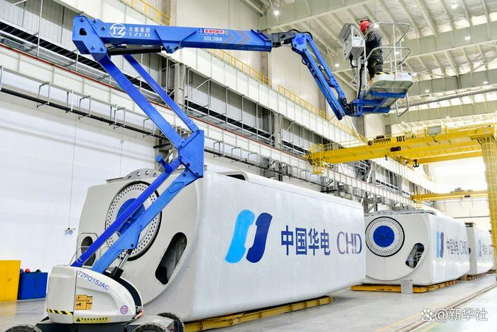 2025年4月2日，在位于山东省胶州市九龙街道的上海电气上合风电装备产业园，工作人员在组装风电机。新华社记者 郭绪雷 摄