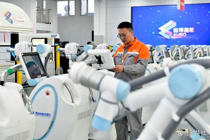 2025年4月1日，在遨博（山东）智能机器人有限公司，工程师在调试护理机器人。新华社记者 郭绪雷 摄