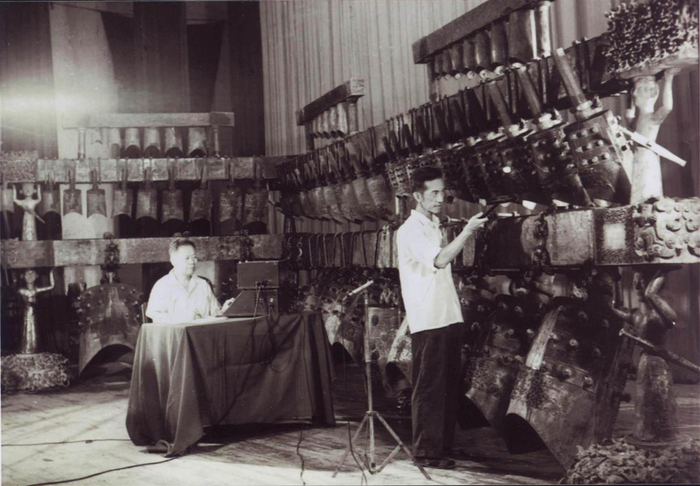 黄翔鹏（右）与编钟