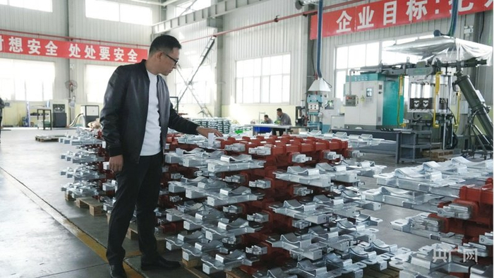 杨帆在生产车间检验产品绝缘横担（央广网发  聂祖安  摄）