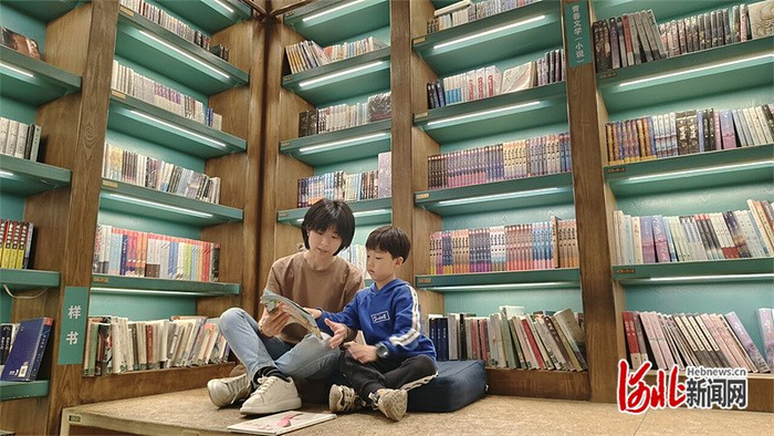 4月16日，石家庄呈明书店内，读者正在享受阅读时光。河北日报记者 杨明静摄