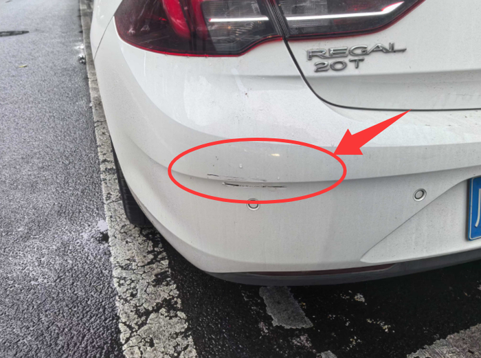 龙先生取车时发现车辆被擦挂受损。