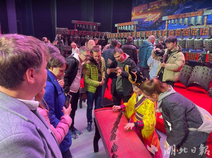 俄罗斯圣彼得堡交响乐团体验中国古乐器（湖北省博物馆供图）
