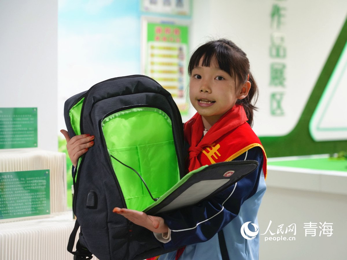 小小讲解员介绍背包。人民网记者 杨启红摄