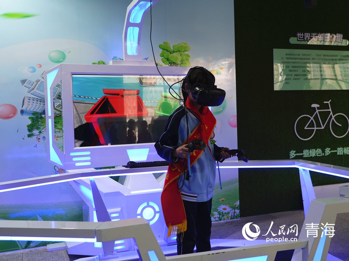 学生体验VR垃圾分类。人民网记者 杨启红摄