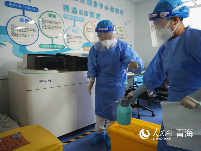 西宁市城中区南川东路社区卫生服务中心，专人收集医疗废弃物。人民网记者 杨启红摄