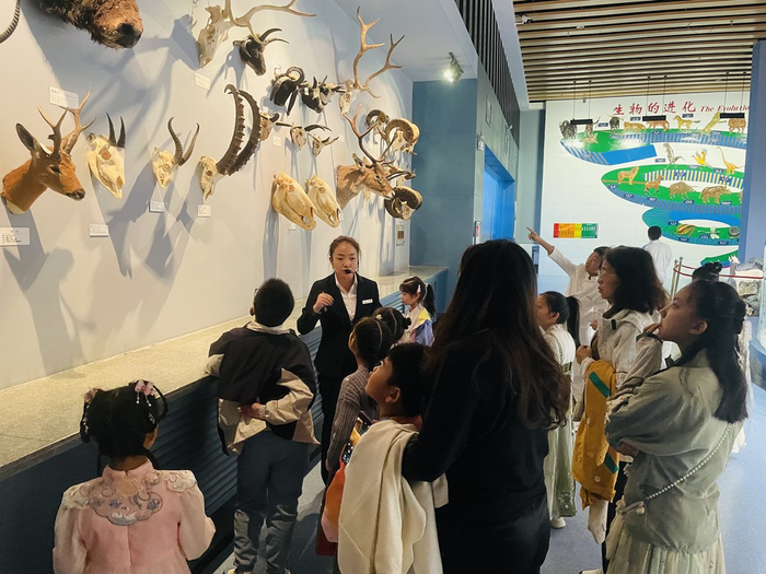 青少年及家长在青藏高原自然博物馆参观。青藏高原自然博物馆供图