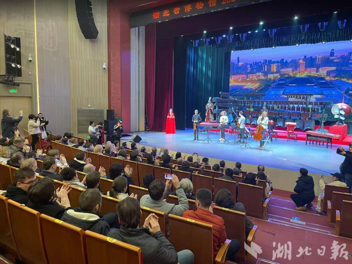 2024年1月1日，俄罗斯圣彼得堡交响乐团与湖北省博物馆编钟乐团同台演出（湖北省博物馆供图）