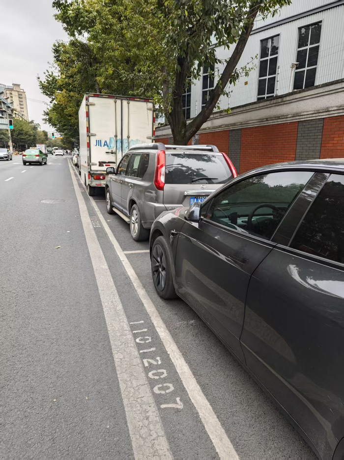 成都一处街边划线车位。