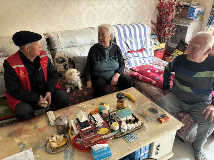 金生祥（左一）看望社区空巢老人。
