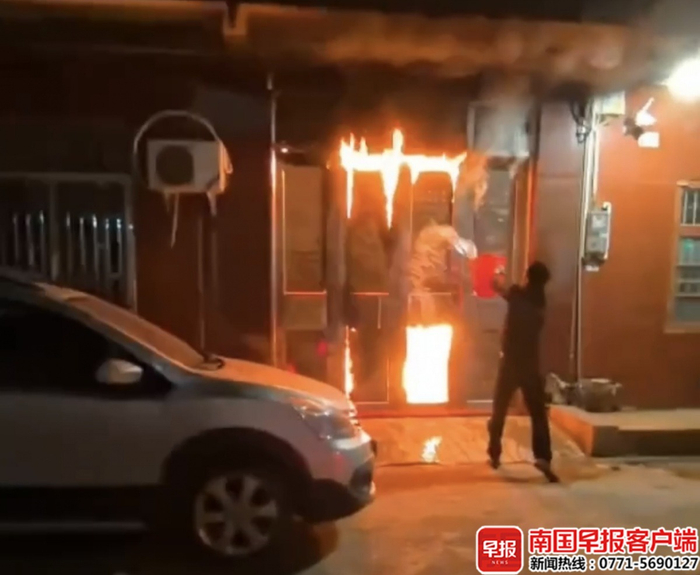 秦华武从家里接水来灭火。视频截图