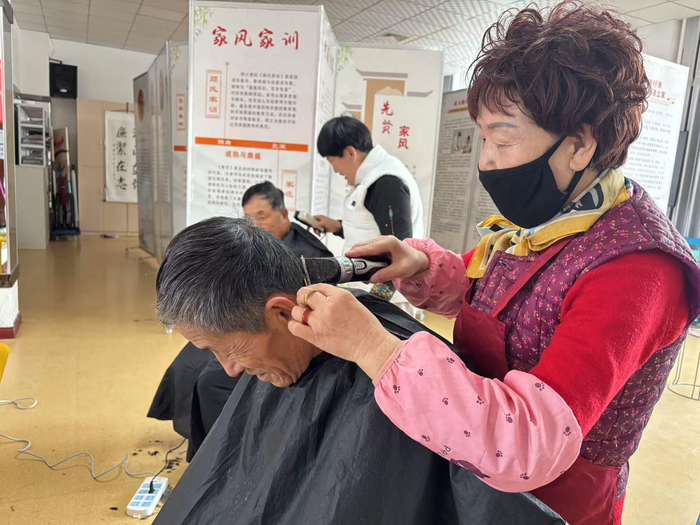 方月琴为马富贵理发。