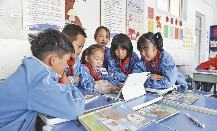 AI成为孩子们的好“学伴”。殷之皓 摄
