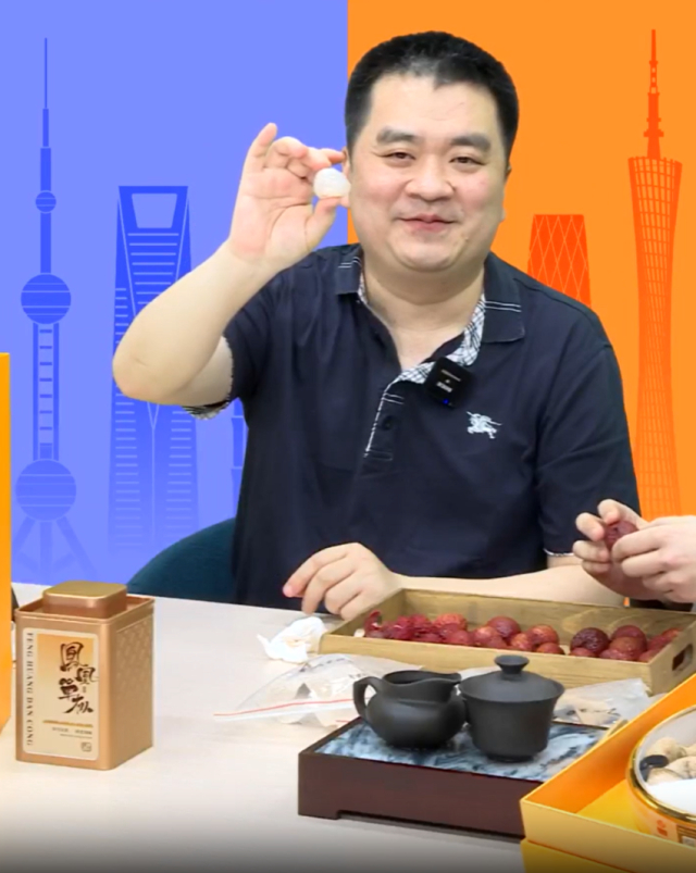 晏秋秋对广东荔枝赞不绝口。 