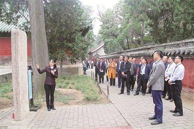 党员干部在孟庙监察御史碑前参观。 邹城市纪委监委供图