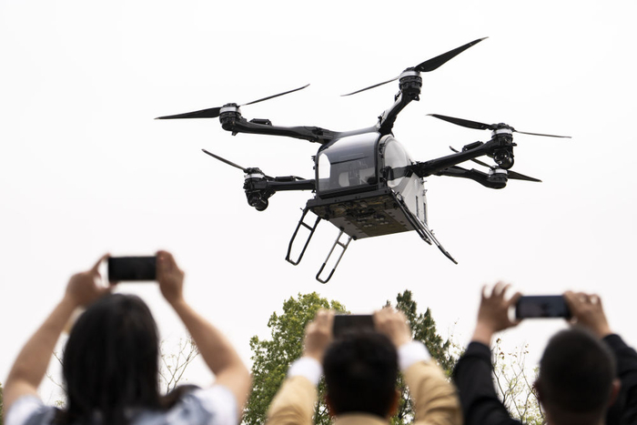 3月27日，小鹏汇天“陆地航母”飞行汽车飞行体在常德柳叶湖旅游度假区进行飞行演示。新华社记者 陈思汗 摄