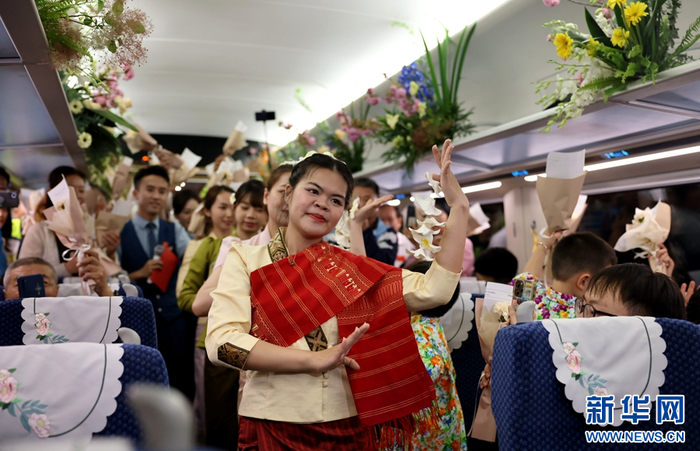 4月12日，D87次国际旅客列车上，来自昆明铁道职业技术学院的留学生带来舞蹈表演。新华网发（何思远 摄）