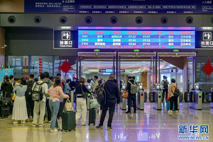 4月13日，普洱站候车大厅，普洱开往琅勃拉邦的列车正在检票。新华网发（陈畅 摄）