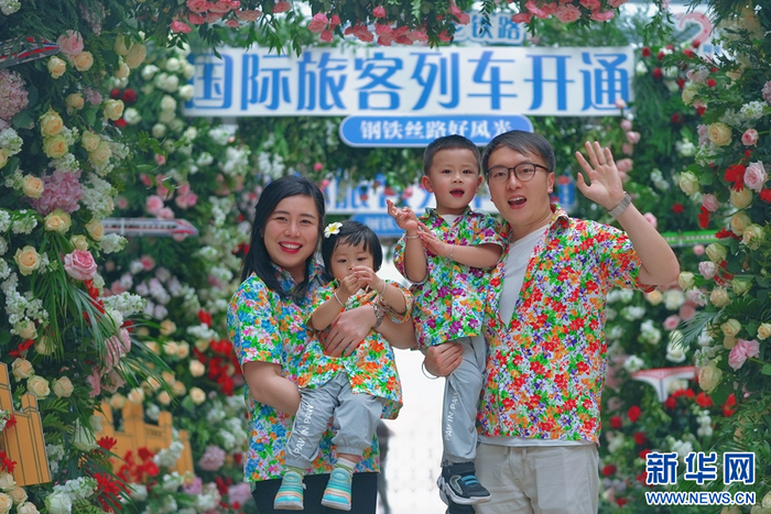 4月12日，中老铁路磨憨站，旅客留影。新华网发（周涛 摄）