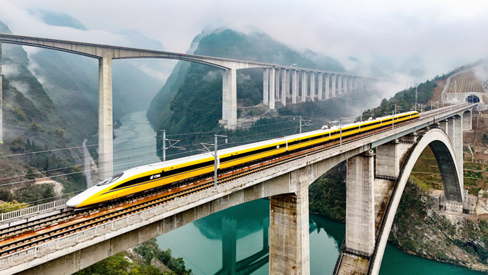 3月13日，高速综合检测列车行驶在渝厦高铁重庆段（无人机照片）。 新华社发（黄继吉 摄）